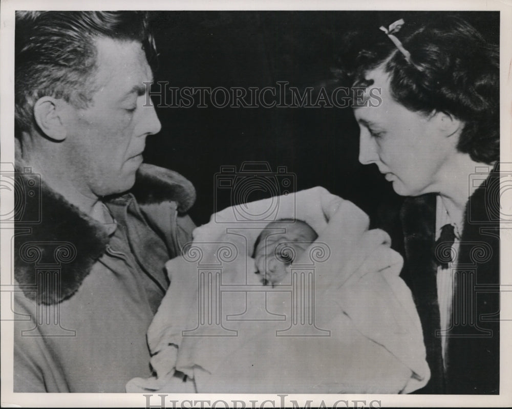 1952 Press Photo Eugene Callahan & Wife Reunited w Kidnapped Baby, New Ulm, MN