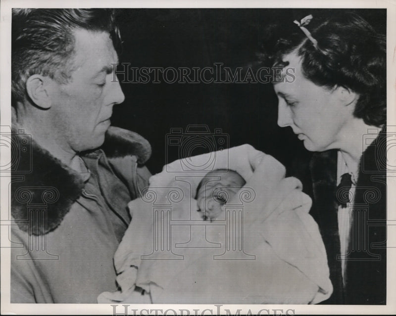 Load image into Gallery viewer, 1952 Press Photo Eugene Callahan &amp; Wife Reunited w Kidnapped Baby, New Ulm, MN
