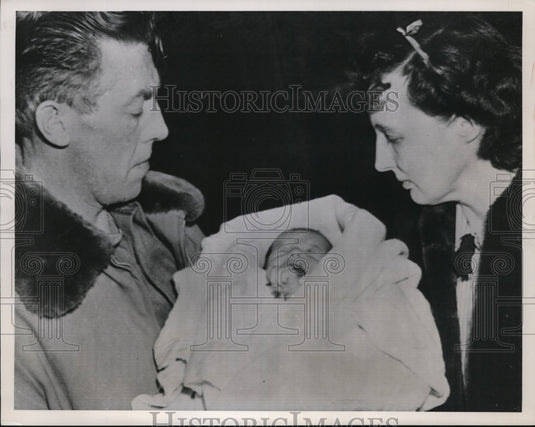 1952 Press Photo Eugene Callahan & Wife Reunited w Kidnapped Baby, New Ulm, MN