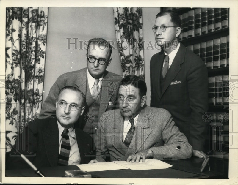 Load image into Gallery viewer, 1933 Press Photo Dave Lamson Defense Attorneys, Arthur Free, E.M. Rea, etc.
