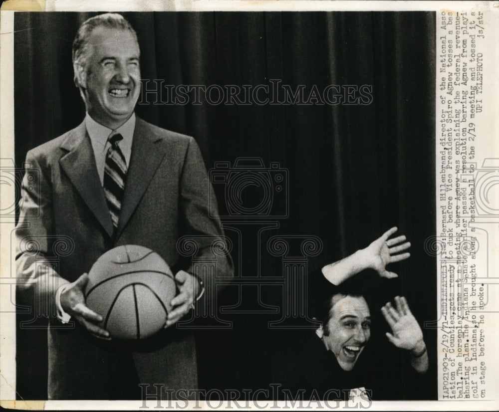 1971 Press Photo Bernard Hillenbrand, Spiro Agnew w Basketball @ Indiana Meeting