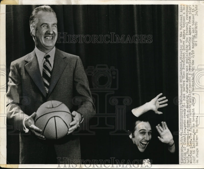 Load image into Gallery viewer, 1971 Press Photo Bernard Hillenbrand, Spiro Agnew w Basketball @ Indiana Meeting
