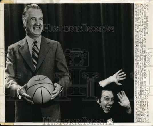 1971 Press Photo Bernard Hillenbrand, Spiro Agnew w Basketball @ Indiana Meeting
