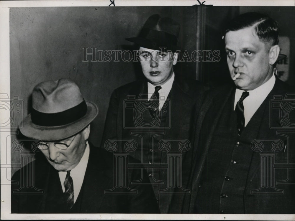 1938 Press Photo James W. Crabb, Murderer Leaving Court in Pekin, Illinois