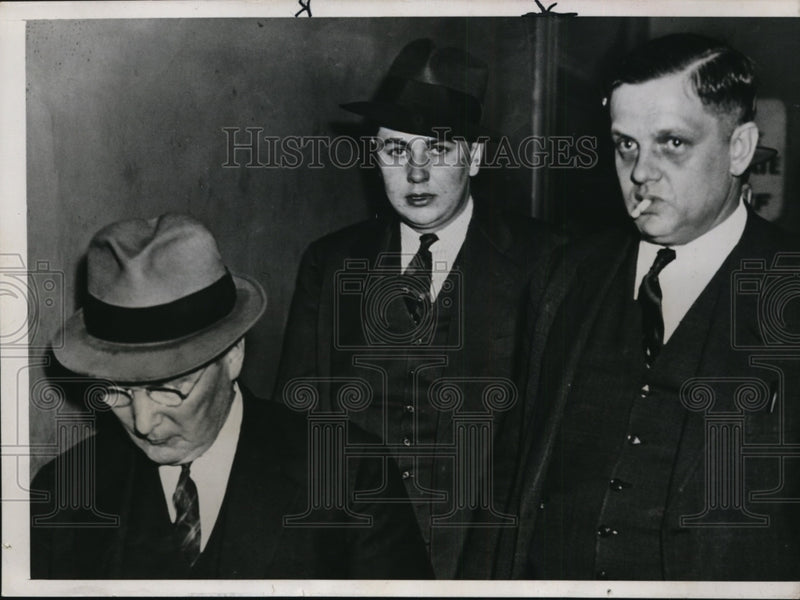 Load image into Gallery viewer, 1938 Press Photo James W. Crabb, Murderer Leaving Court in Pekin, Illinois
