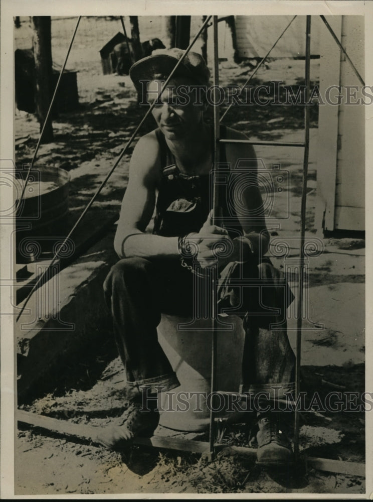 1938 Press Photo John Heulerr Wanted for bank Robberies Handcuffed to Windmill