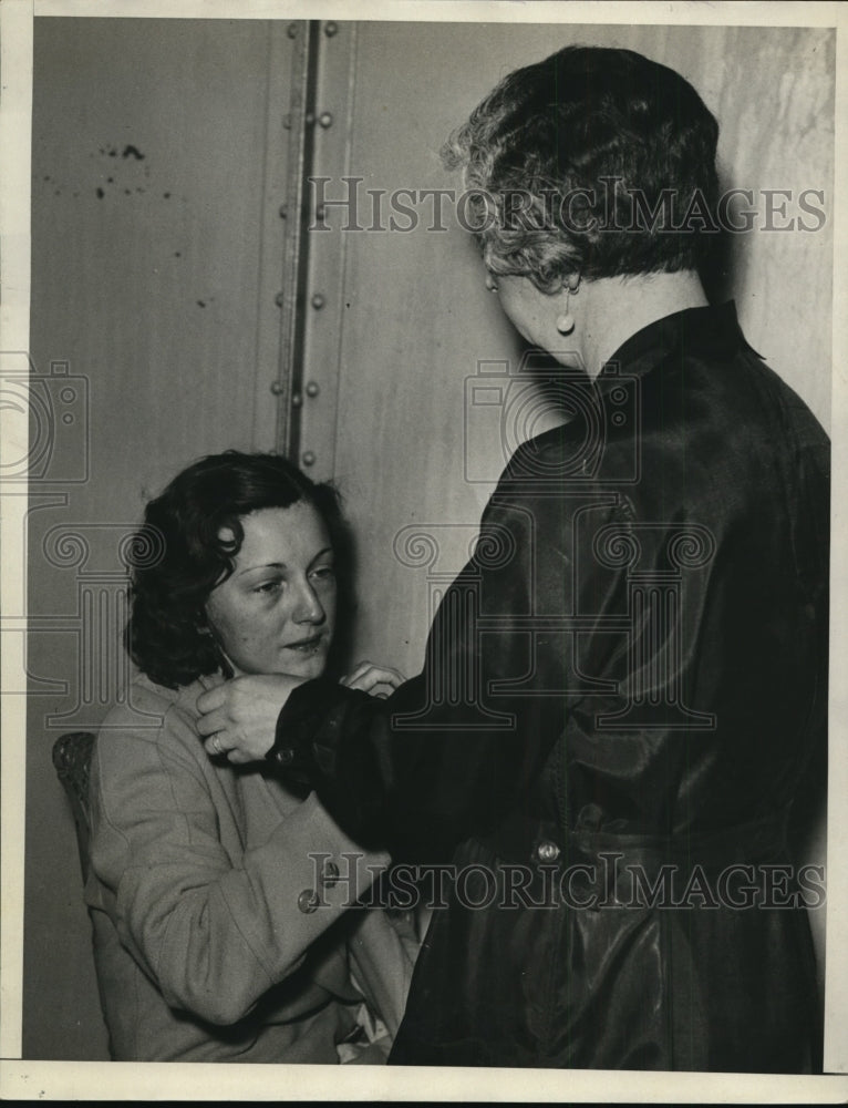 1933 Press Photo Mildred Lawson Aids in Husband James Lawson Arrest, Oklahoma