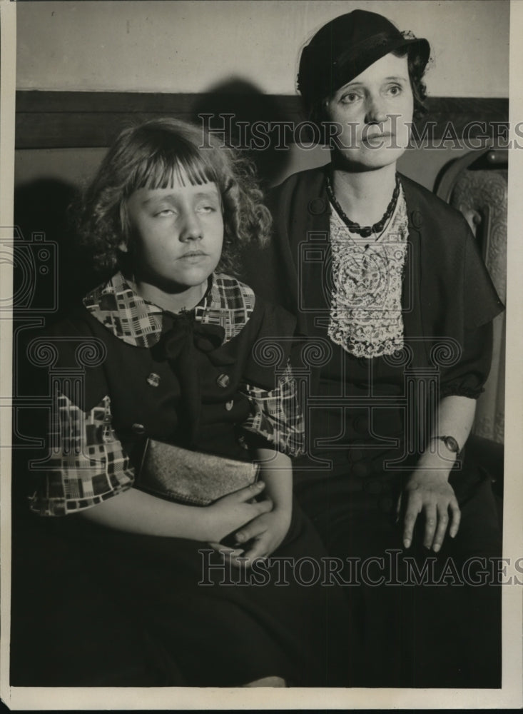 Load image into Gallery viewer, 1934 Press Photo Susanne Nottingham &amp; Daughter Jeanette in Court, Chicago
