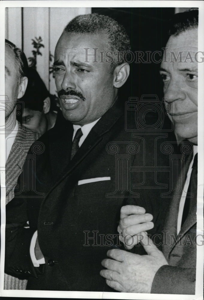 Load image into Gallery viewer, 1969 Press Photo Gaitachaw Bekele weeps as police escort him from embassy

