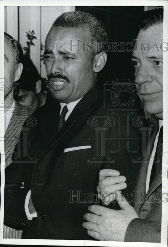 1969 Press Photo Gaitachaw Bekele weeps as police escort him from embassy