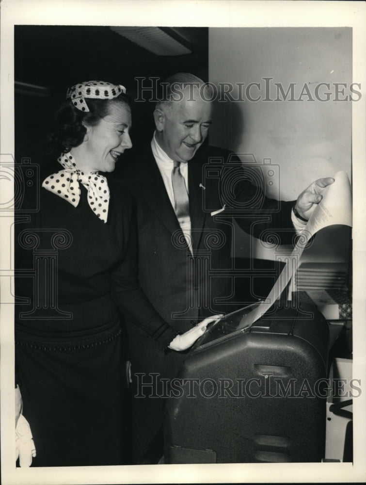 Load image into Gallery viewer, 1956 Press Photo Mrs.Este Kefauver with F.Joseph Donohue at Kefauver Headquarter
