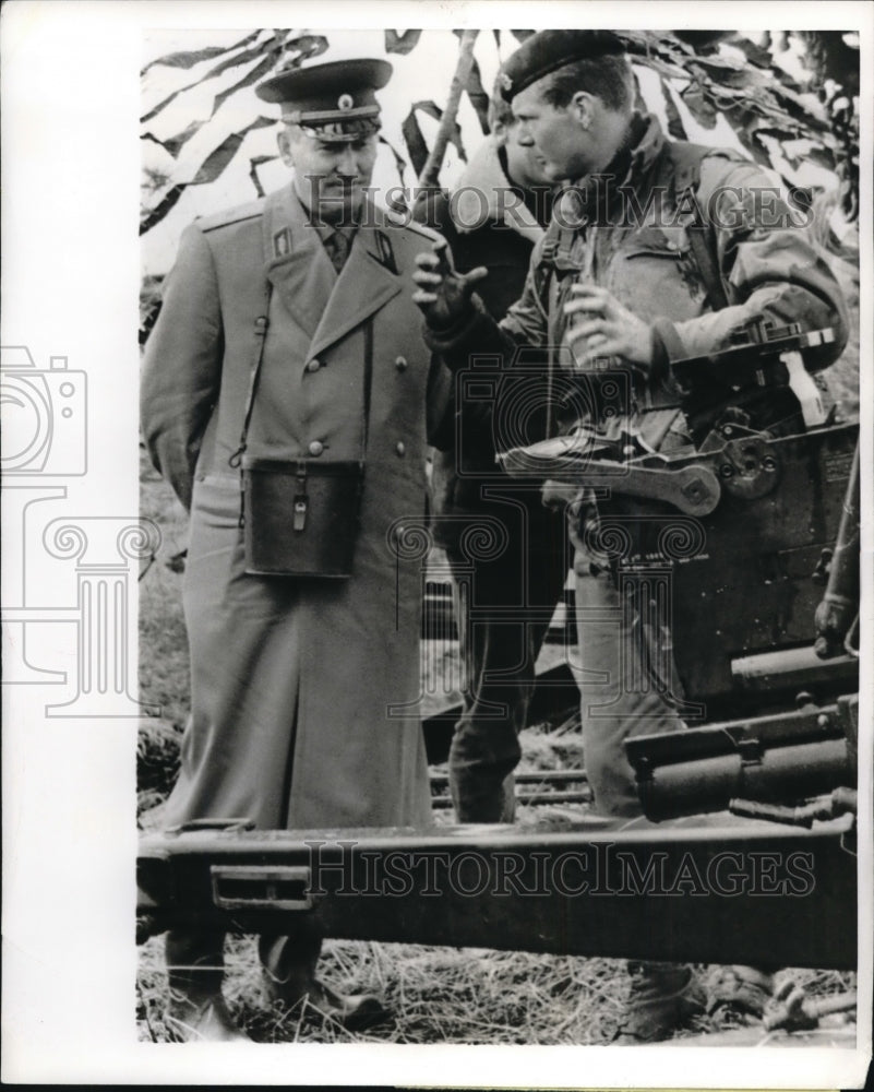 1966 Press Photo Maj.Gen.Ser Ei Edemsky Soviet Military Attache talk to Soldier