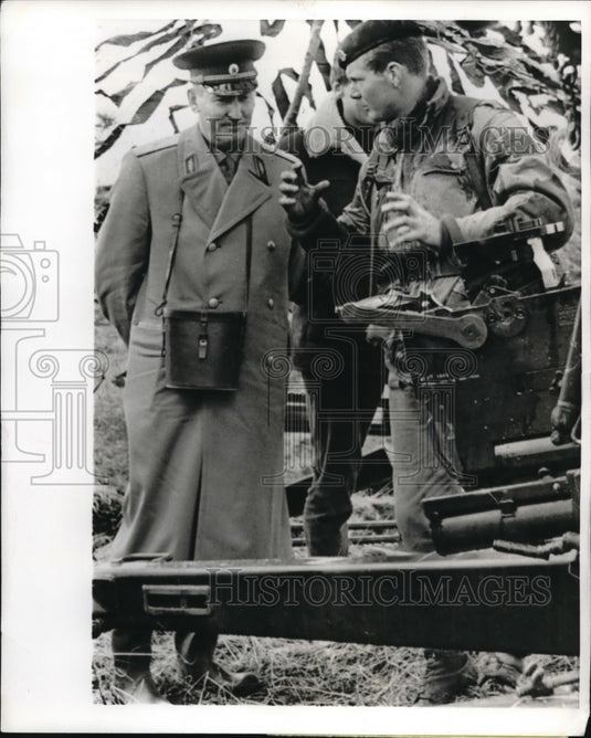 1966 Press Photo Maj.Gen.Ser Ei Edemsky Soviet Military Attache talk to Soldier