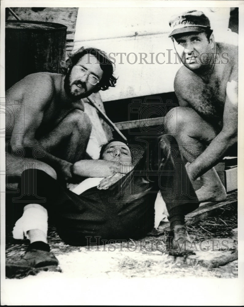 Load image into Gallery viewer, 1972 Press Photo James M. Cothron aided by two unidentified men - nef52509
