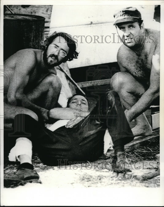 1972 Press Photo James M. Cothron aided by two unidentified men - nef52509