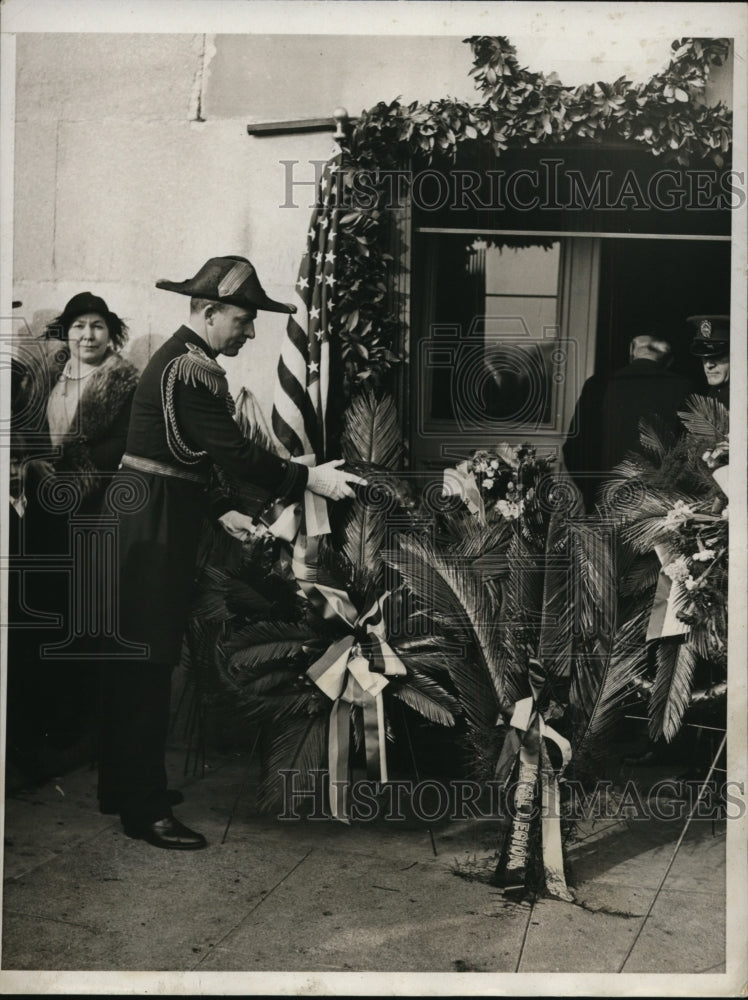 1952 Press Photo Lt.Cmdr. .A. Pointdexter place wreath at Washington Monument