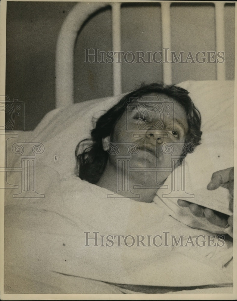 1928 Press Photo Mrs Beatrice Cantrue in Hospital Bed Drowned Three Children