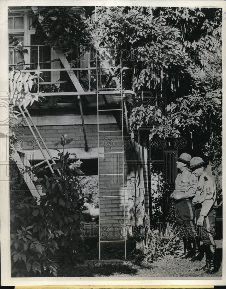 1942 Press Photo Burt E. Chambers, Earl B. Houston inspect a fire escape ladder
