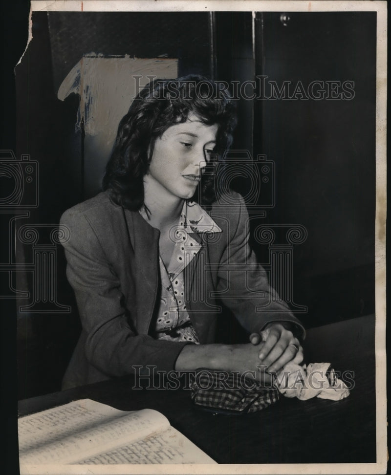 Load image into Gallery viewer, 1946 Press Photo Myrtle Blankenship tells police how a woman kidnapped her baby
