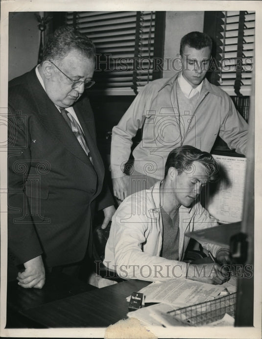 1948 Press Photo Gilbert Berggren signs confession to hit-run death - nef52636