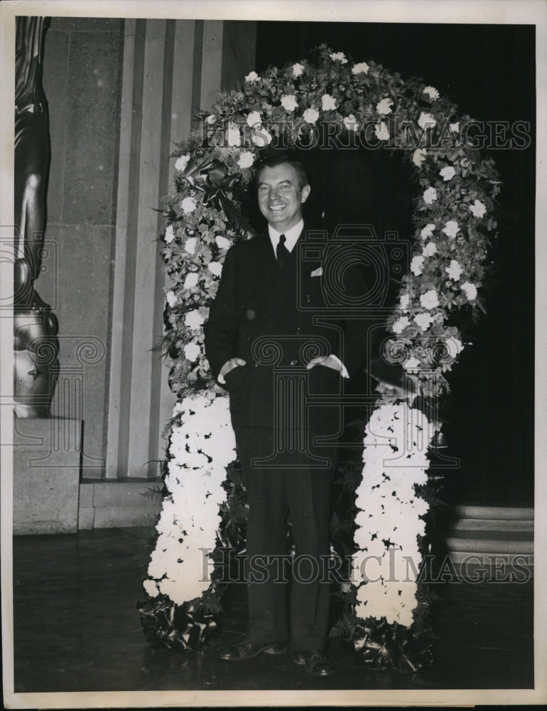 Load image into Gallery viewer, 1940 Press Photo Attorney Gen Robert Jackson with Floral Horse Shoe at a Mass
