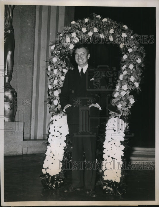 1940 Press Photo Attorney Gen Robert Jackson with Floral Horse Shoe at a Mass