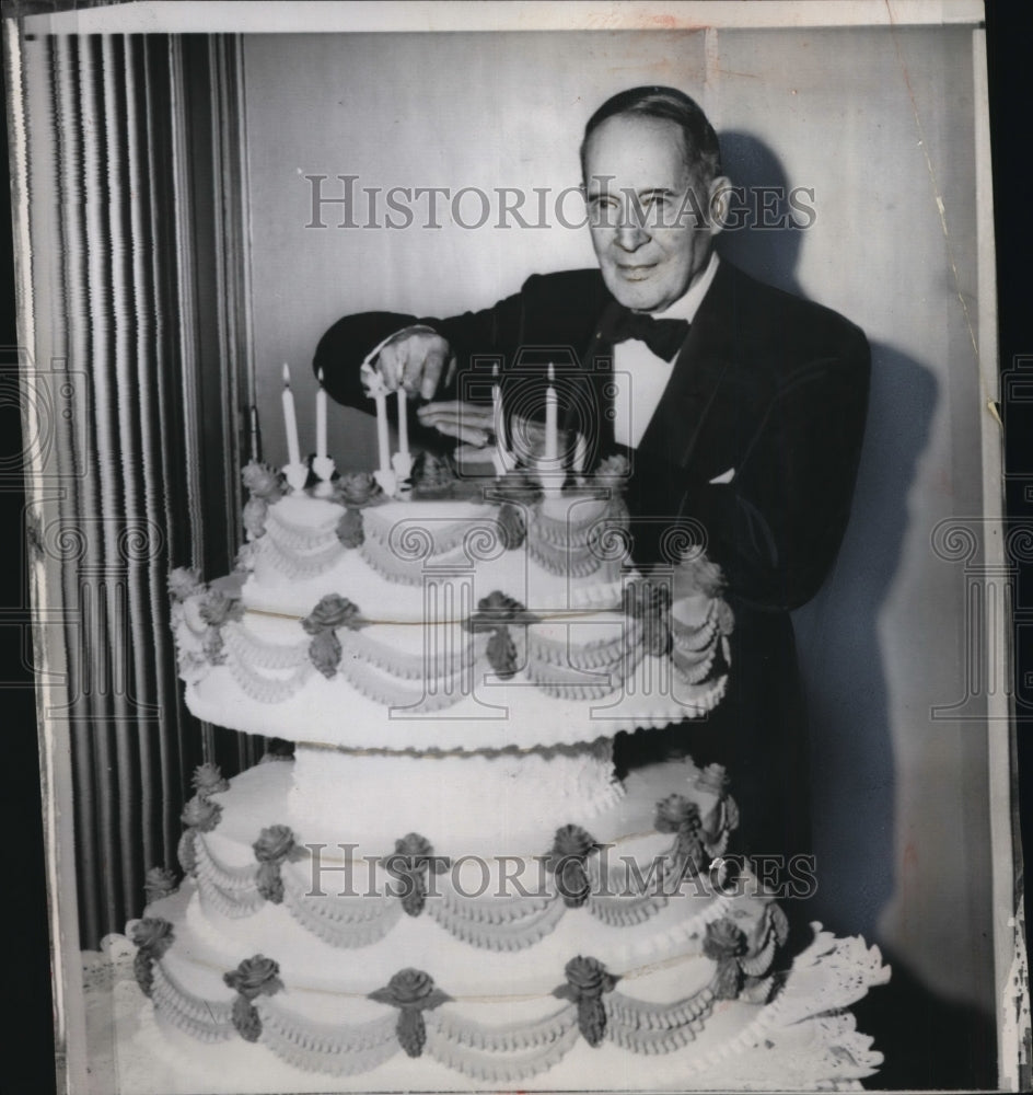 1958 Press Photo Douglas Macarthur Cuts Cake as He Celebrates His 78th Birthday