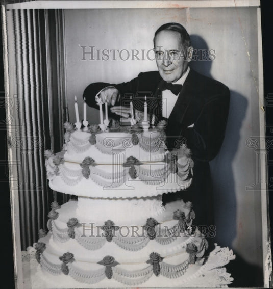 1958 Press Photo Douglas Macarthur Cuts Cake as He Celebrates His 78th Birthday