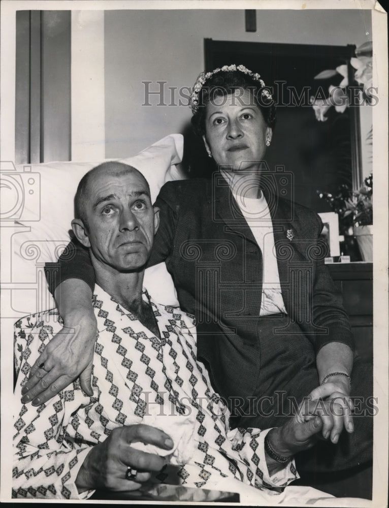 Load image into Gallery viewer, 1952 Press Photo Marshall Biser Superintendent of Welding atCleveland Convention
