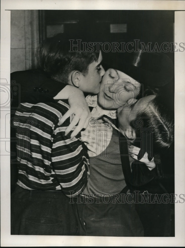 1939 Press Photo Catherine Costello w/ Sons after Released form Murder Charges