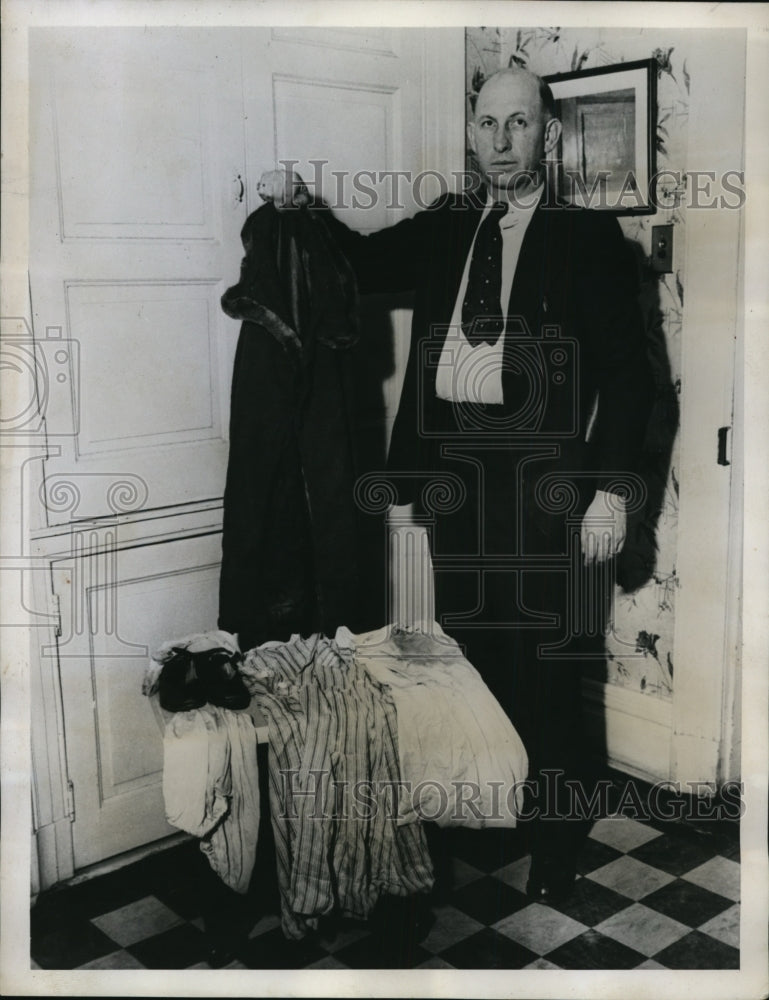 1934 Press Photo William Kasperitch Shows Clothes of Murdered Harrisburg Girls