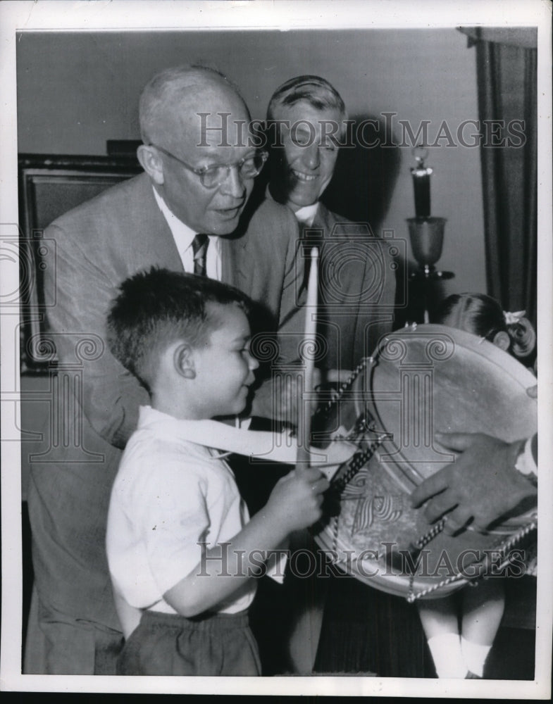 1954 Press Photo President Dwight Eisenhower w/ Grandson David and Drum Gift