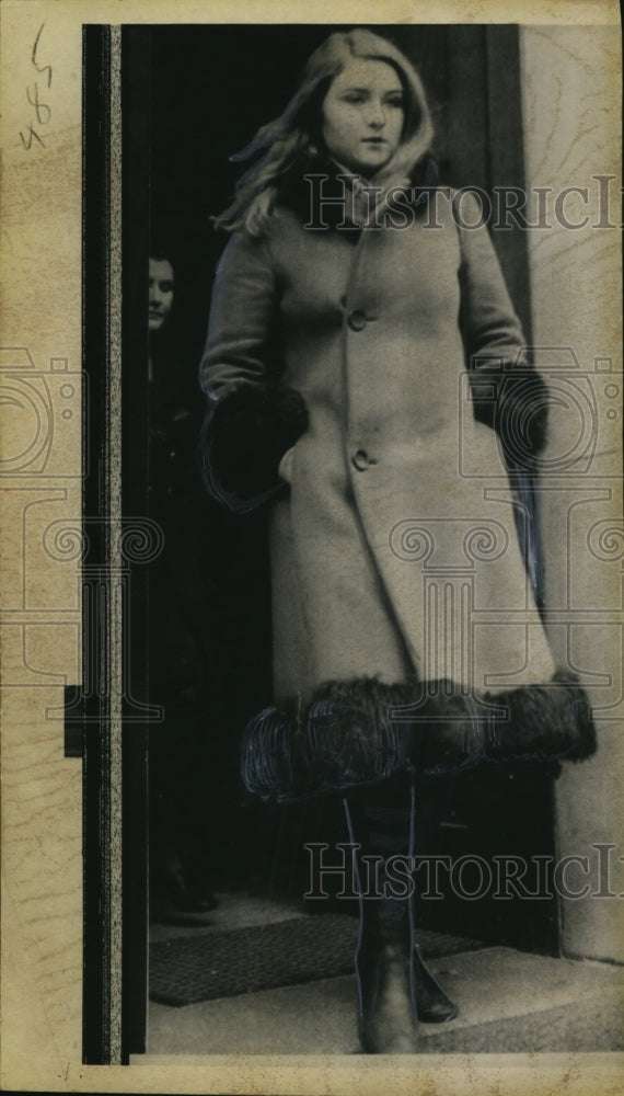 Load image into Gallery viewer, 1970 Press Photo Louise Barber Leaves London Magistrate Court on Drug Charges
