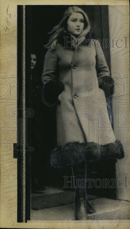 1970 Press Photo Louise Barber Leaves London Magistrate Court on Drug Charges