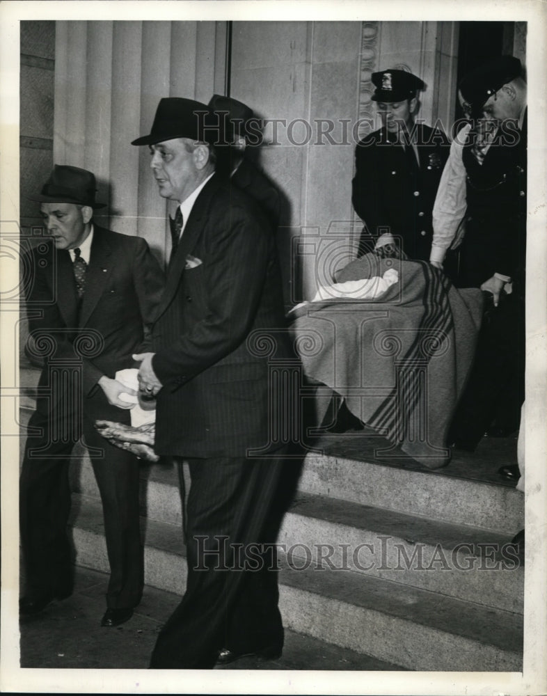 1941 Press Photo Ralph Cherrico Body Carried from American Security/Trust Co.
