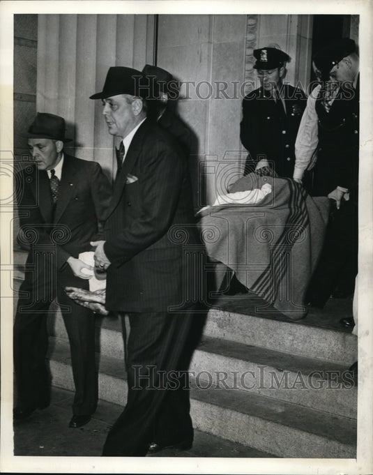 1941 Press Photo Ralph Cherrico Body Carried from American Security/Trust Co.