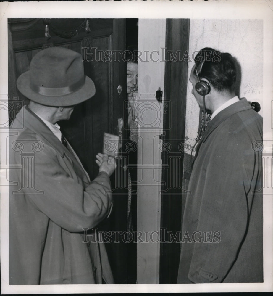 1949 Press Photo BEWAG Electric Company Inspecting Burglar, Berlin, Germany- Historic Images