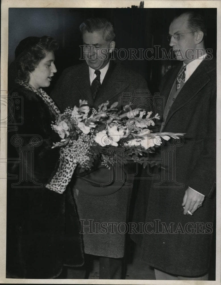 Load image into Gallery viewer, 1946 Press Photo Geraldine Martin, Henry A. Wallace, James Durkin of CIO
