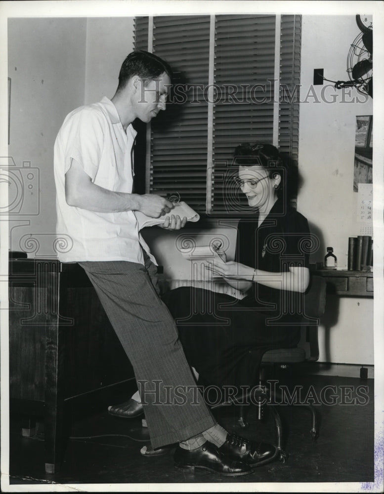 1943 Press Photo Economic Warfare Board Employees in Summer Dress, Washington DC- Historic Images