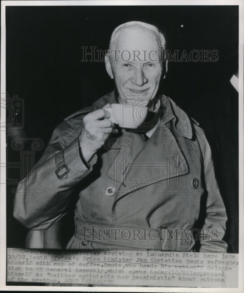 Load image into Gallery viewer, 1946 Press Photo Jan Christian of South Africa at LaGuardia Field, New York
