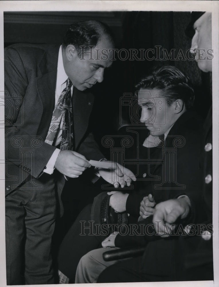 Load image into Gallery viewer, 1945 Press Photo Daniel Hurley at inquest into death of Shirley Stone
