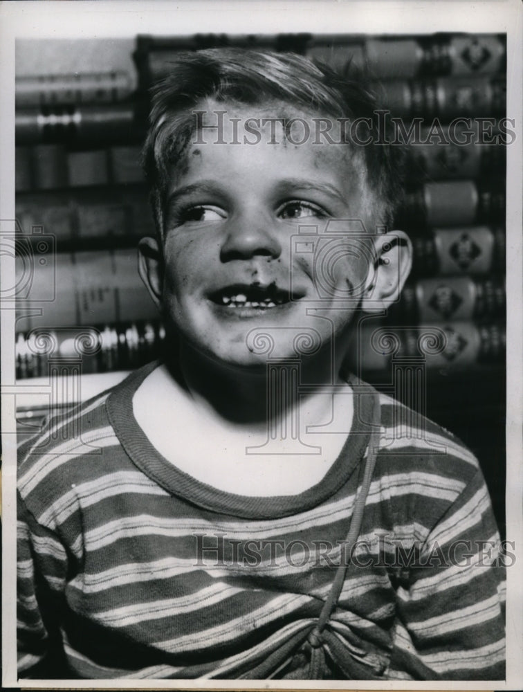 1943 Press Photo Arthur Haselton Jr. of Chicago beaten and kicked by his fahter