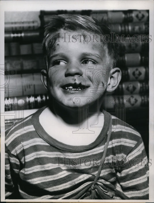 1943 Press Photo Arthur Haselton Jr. of Chicago beaten and kicked by his fahter