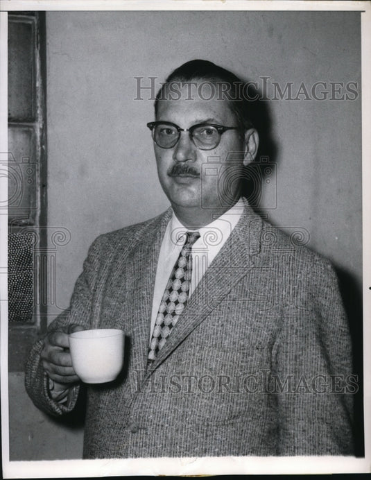 1958 Press Photo Mayor Edwin Parrar drinks coffee in Bedford Park Station