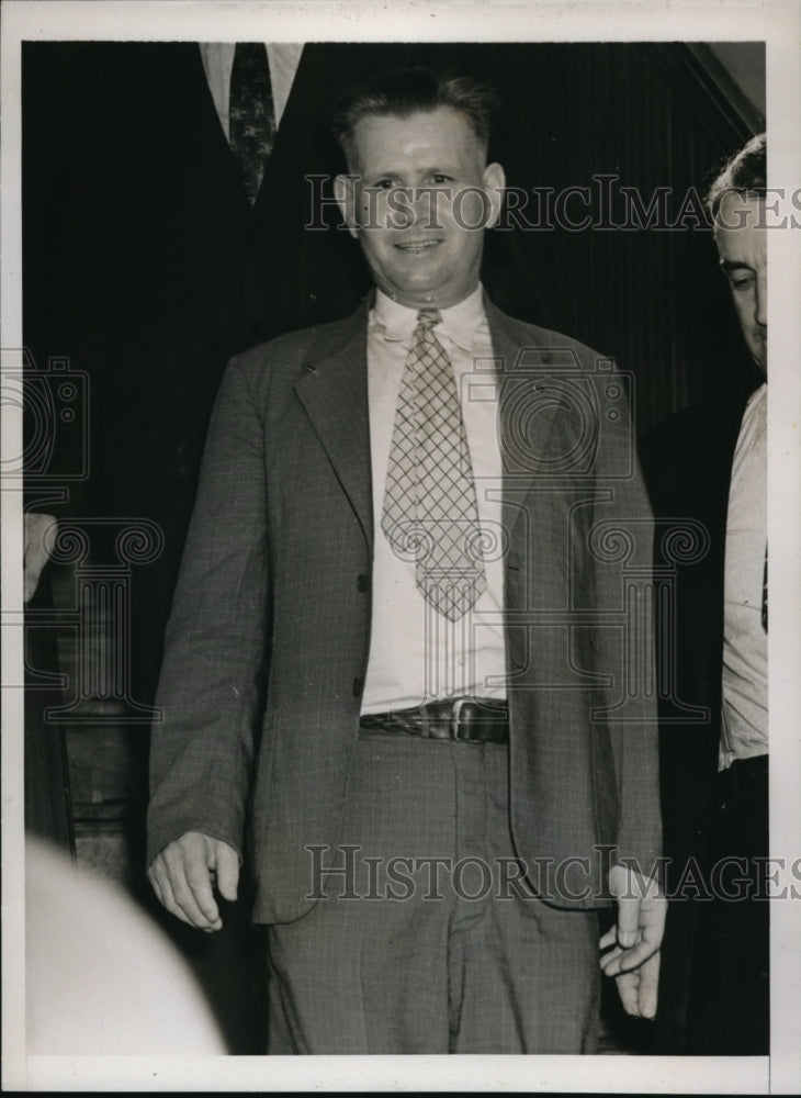 1938 Press Photo Francis Carroll as he leaves the courthouse in South Paris, ME