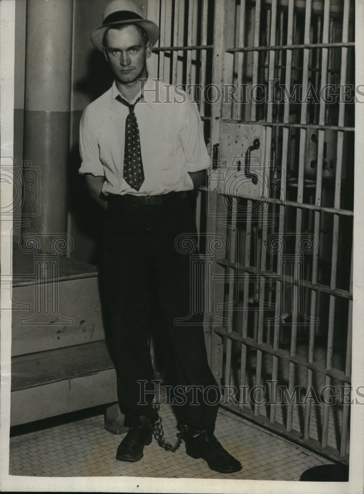 1932 Press Photo John Jacobinski handcuffed and wearing leg-irons - nef53036