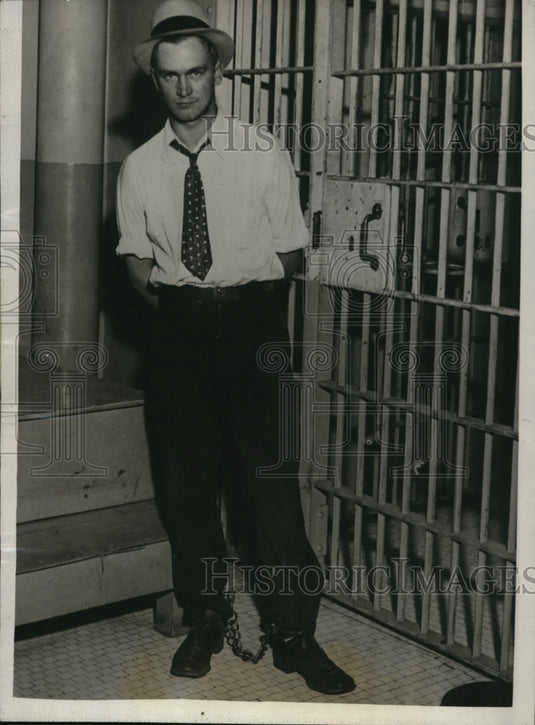 1932 Press Photo John Jacobinski handcuffed and wearing leg-irons - nef53036