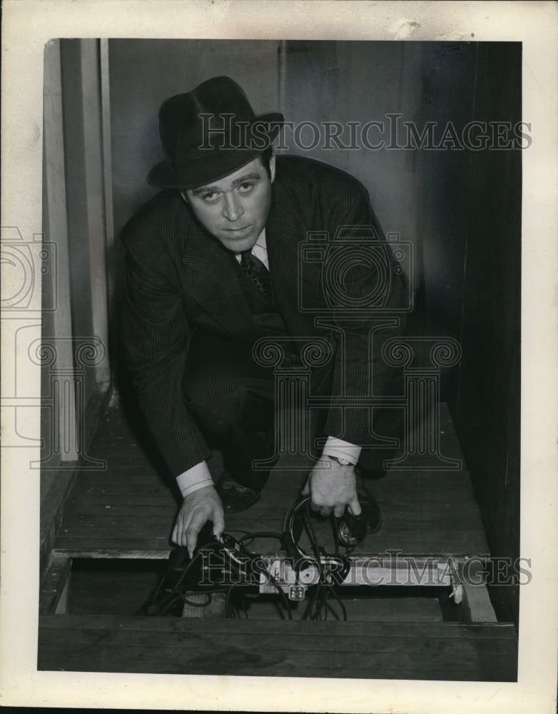 1942 Press Photo Detective Lietenant Dave Kerr examines panel in floor