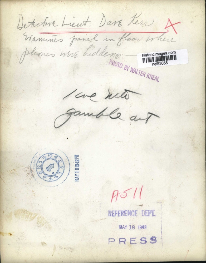 1942 Press Photo Detective Lietenant Dave Kerr examines panel in floor
