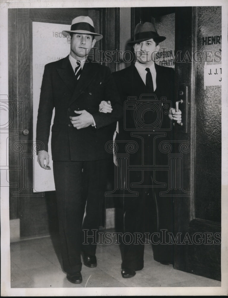 Load image into Gallery viewer, 1955 Press Photo Layne E. Pitts on his way to jail with Samuel Marks - nef53061
